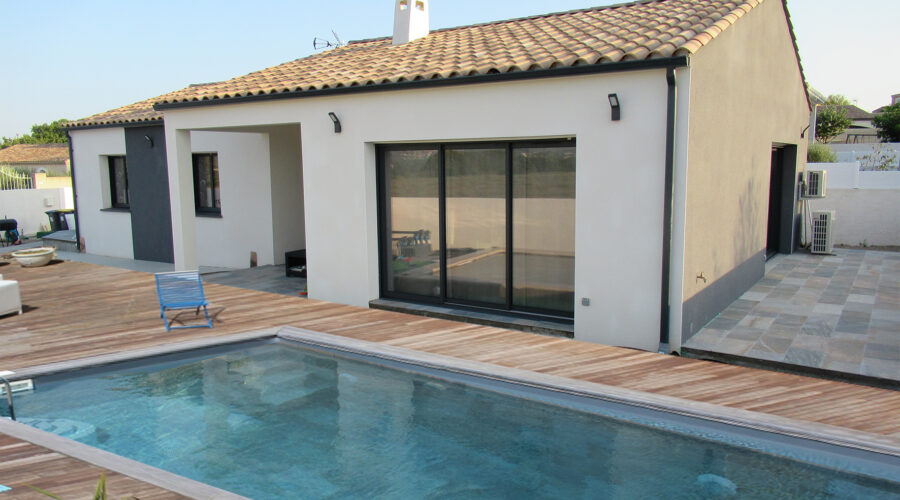 Maison contemporaine avec grandes baies vitrées et design moderne