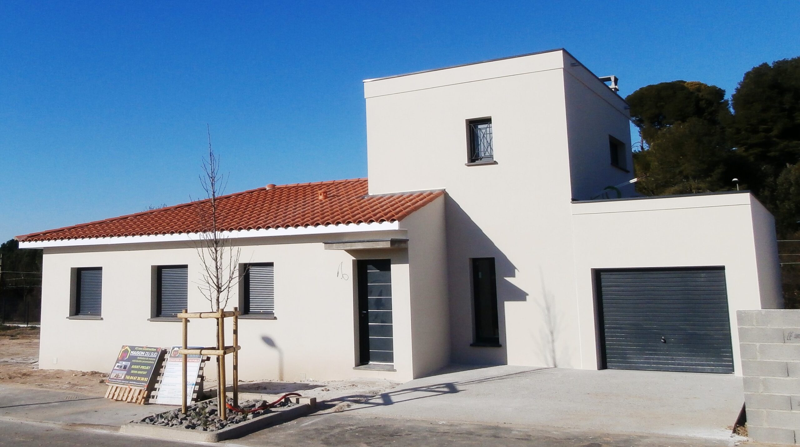 Maison écologique avec construction durable et énergies renouvelables